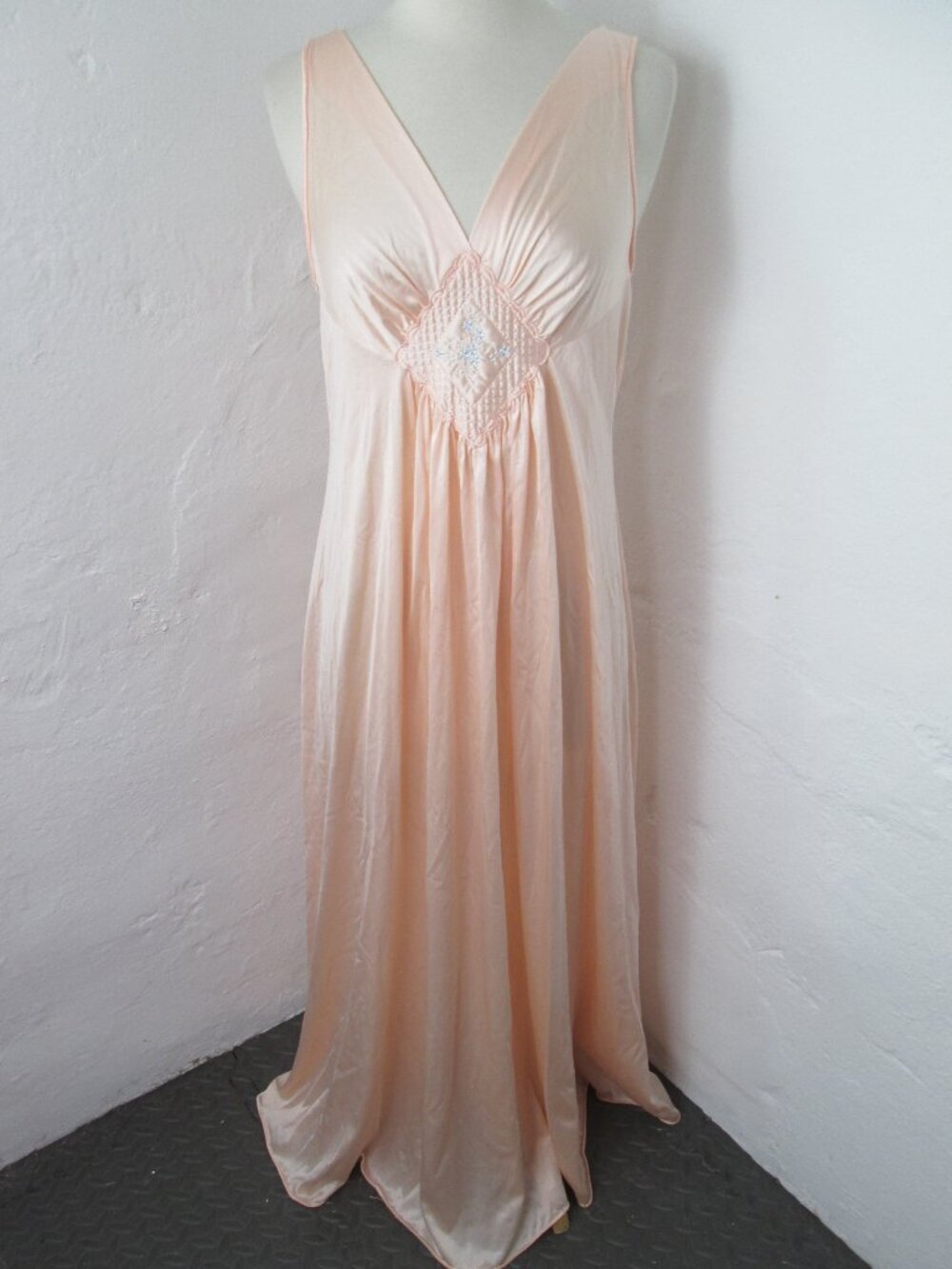 Vintage VANITY FAIR Women's Size M Apricot Olga Style Long Sweeping Nightgown